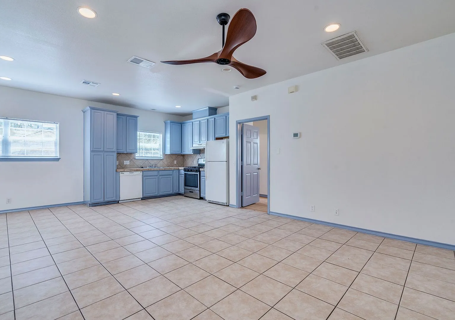Available Now!! Amazing Location, 2 Bed 2 Bath With Garage — Photo 3