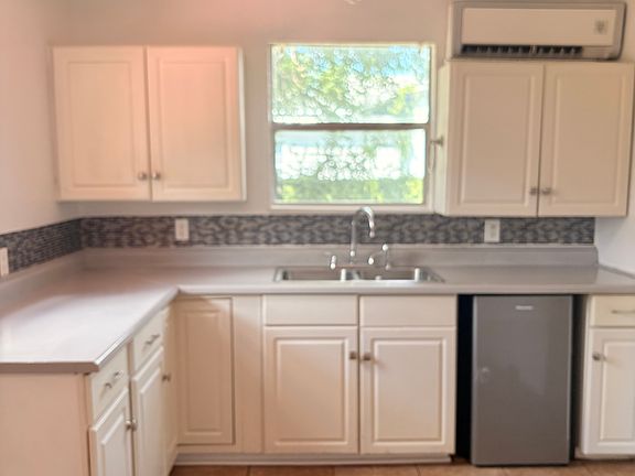 3rd image of 513 E Johnston Ave