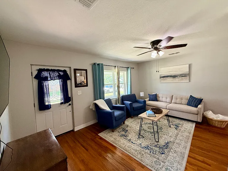 712 Hale St — Photo 6