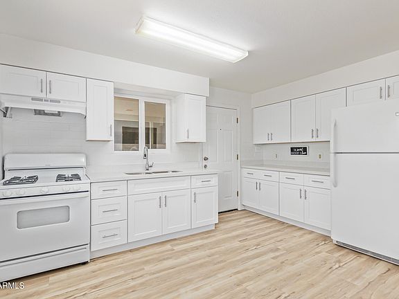 3rd image of 1036 N CAMPBELL Drive