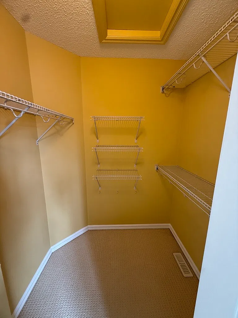 Spacious 3 Bedroom 2.5 Bath with Attached Garage in Riverbend — Photo 3