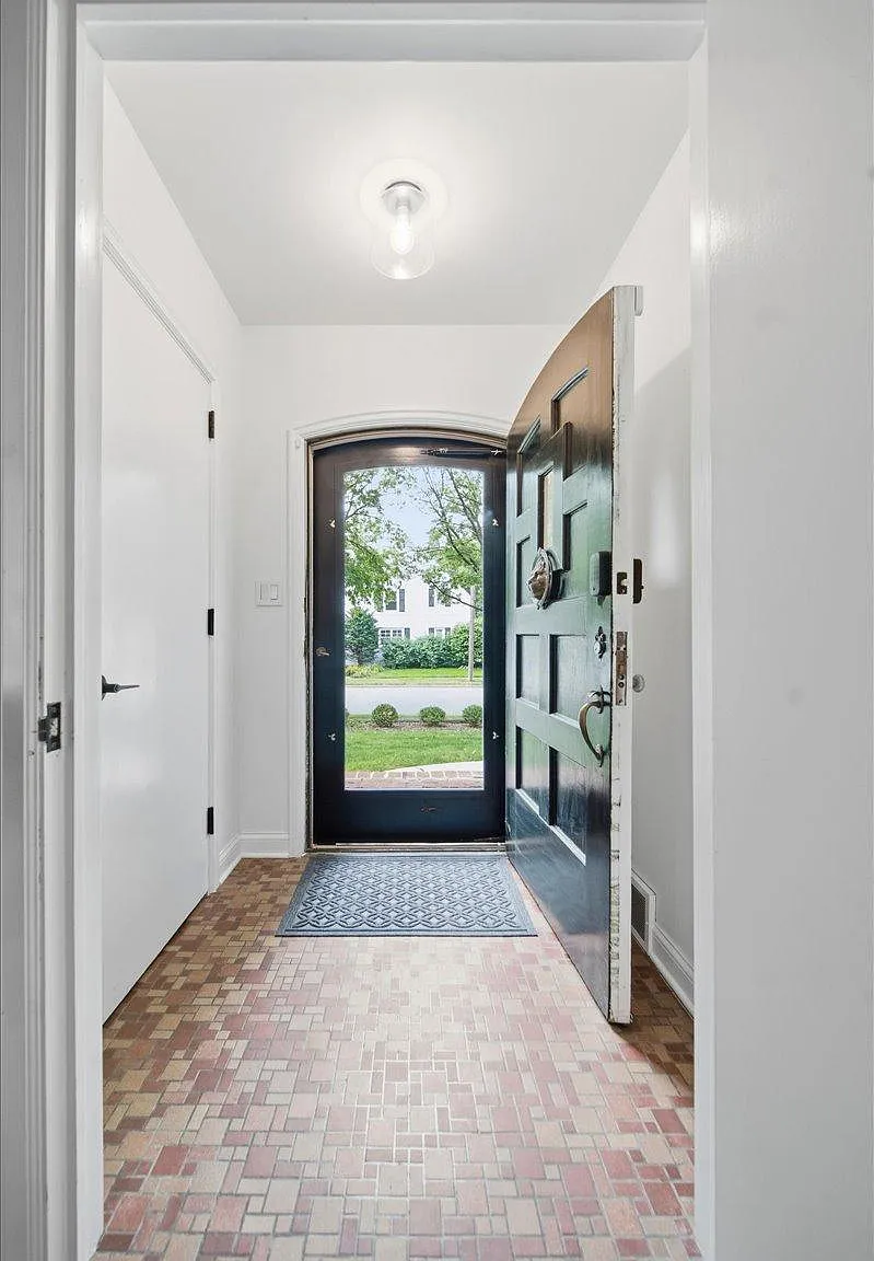 4 bed, 3.5 bath, 4167 sqft, $6,500 — Photo 4