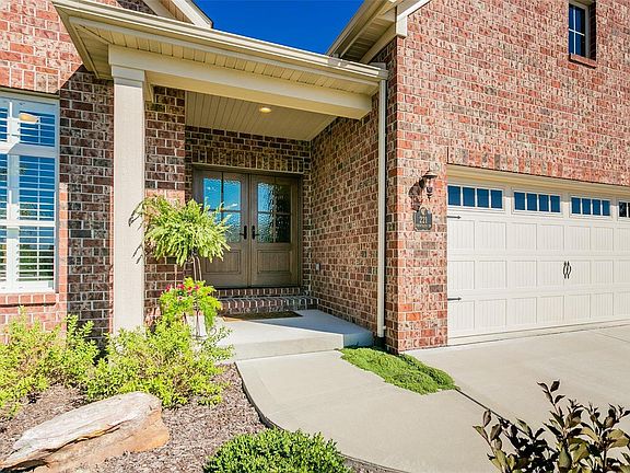 4th image of 221 Fountain Dr