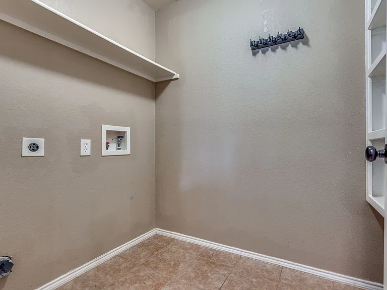 1301 Red River Dr — Photo 22