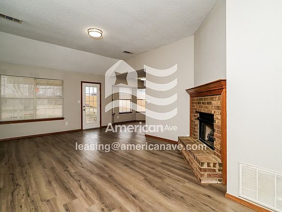 1605850_003_living_room_3.jpg