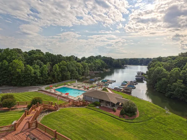 1089 Bluewater Dr, Moneta, VA 24121