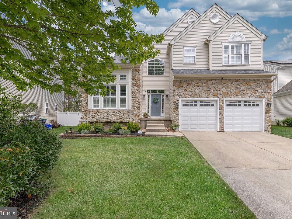 1st image of 76 Fox Hollow Dr