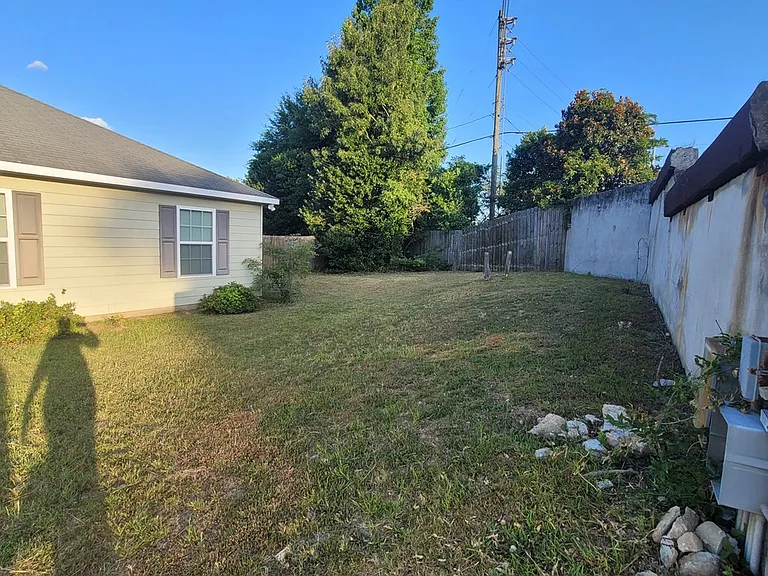 815 Mill Pond Dr — Photo 2