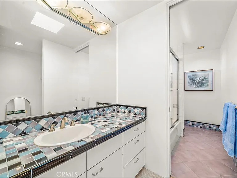 3028 Overhill Dr — Photo 17