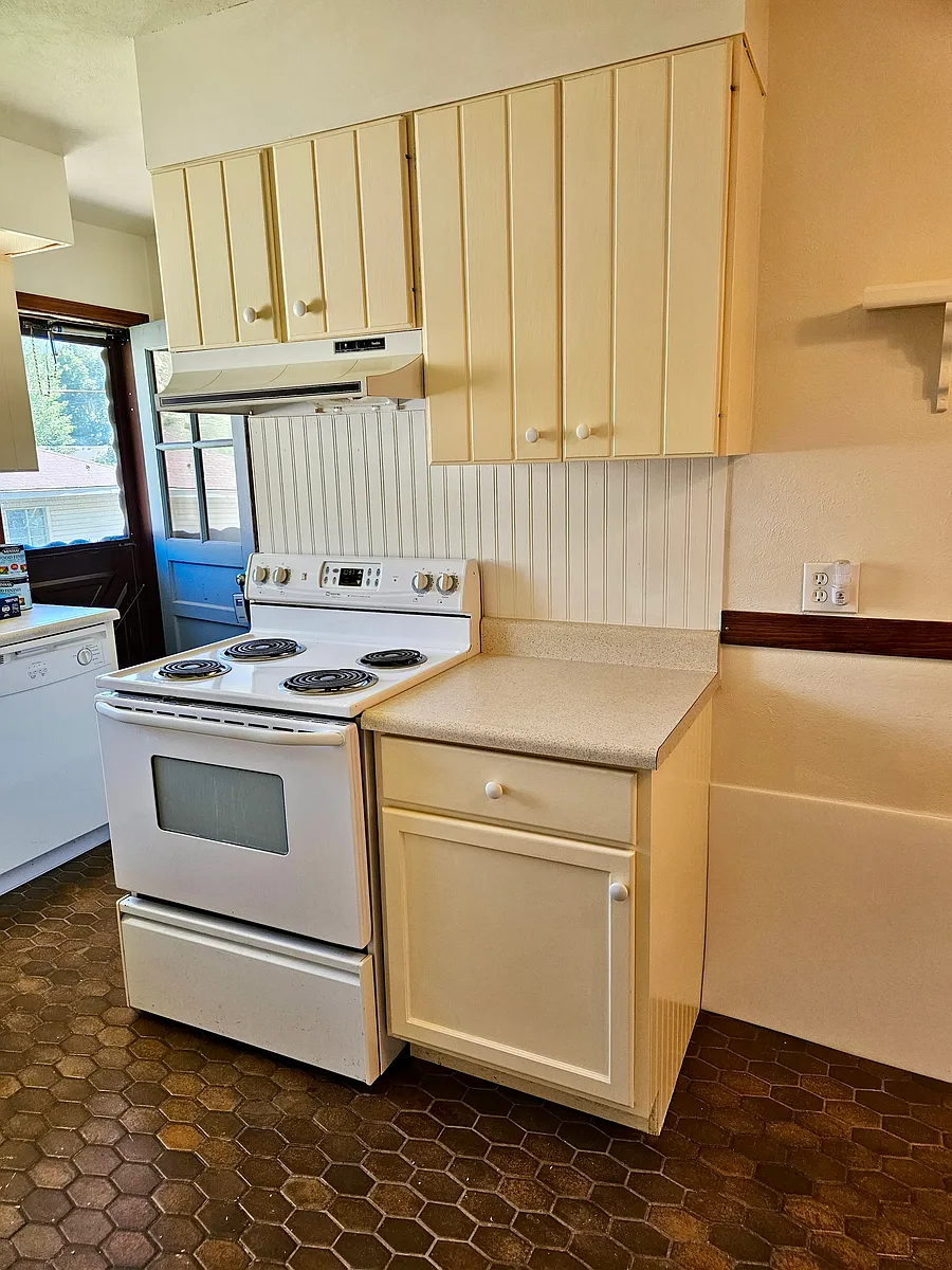 305 W Grand Ave, Hot Sulphur Springs, CO 80451 HotPads