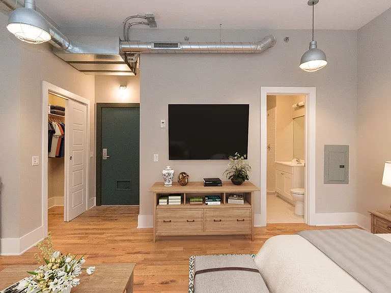 180 W. Adams — Photo 17