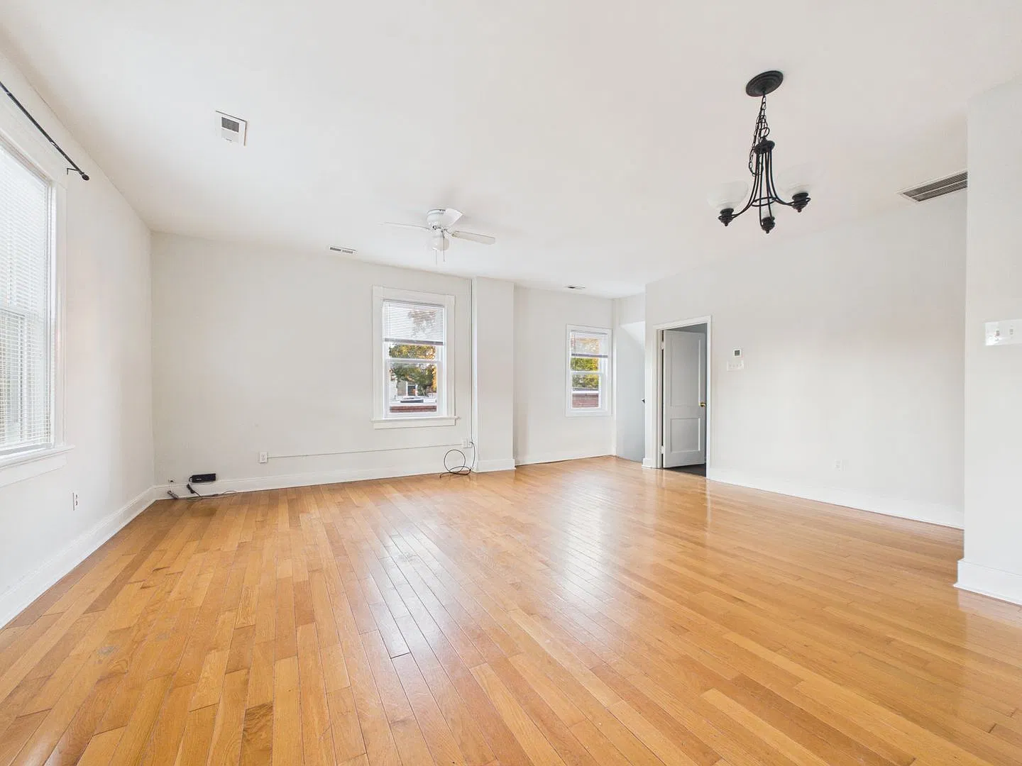 3 bed, 2.0 bath, 1600 sqft, $2,360 — Photo 4