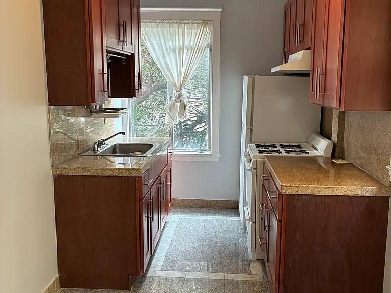 123 Bay Pl #101 — Photo 4