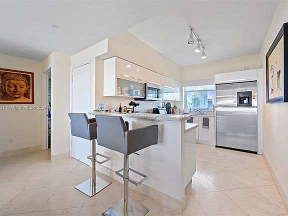 5th image of 601 NE 36th St APT 2909