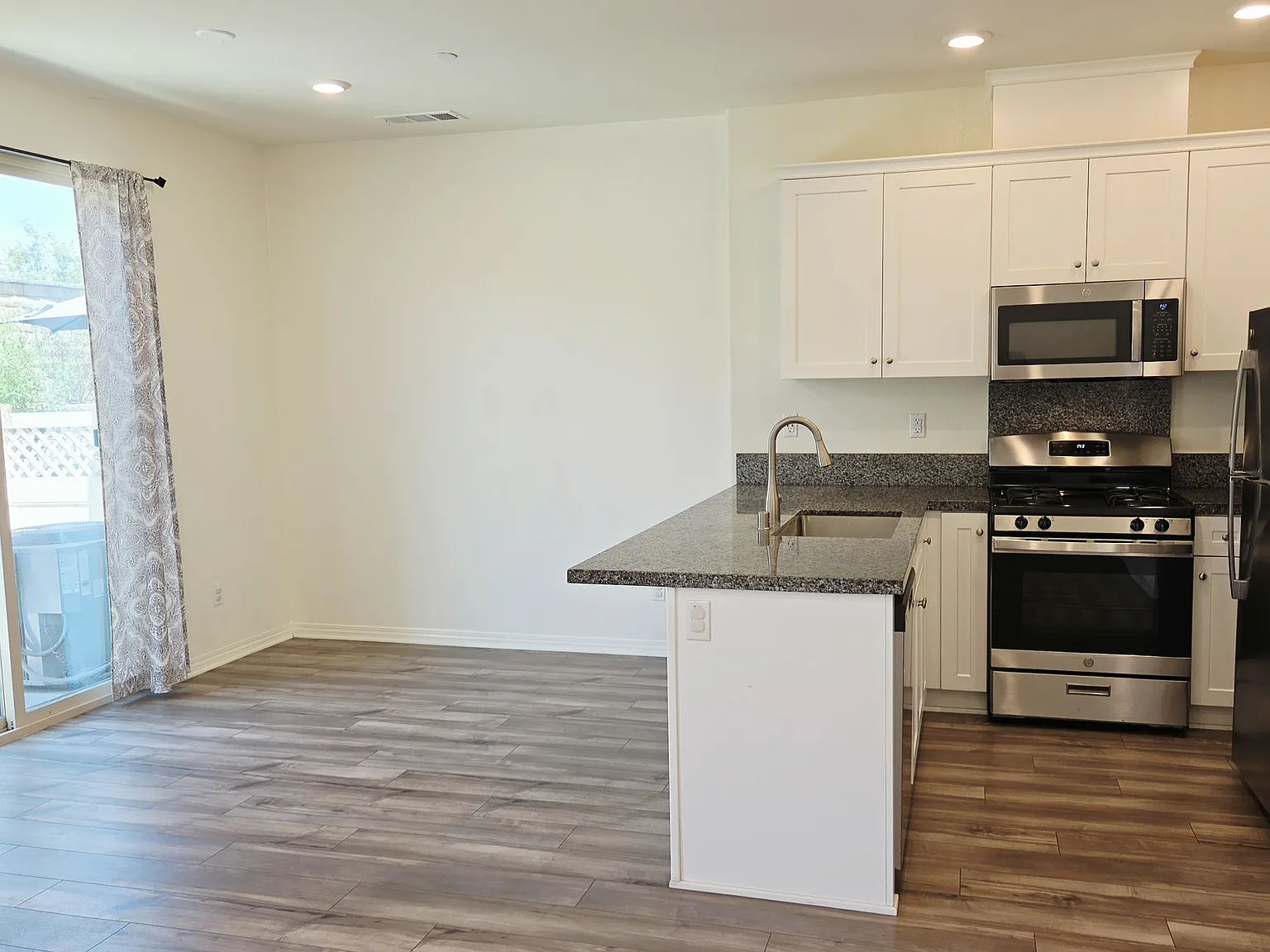 3 bed, 2.5 bath, 1600 sqft, $2,850 — Photo 4
