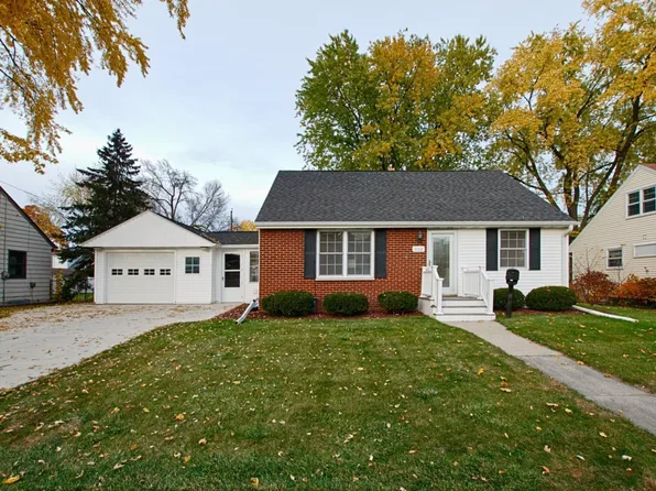 1102 Shadow Ln, Green Bay, WI 54304