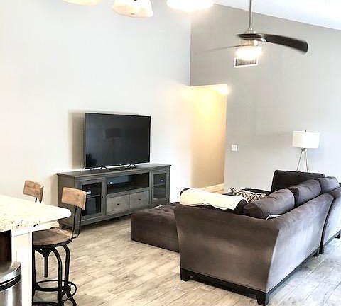 4th image of 2102 Timberlane Cir #21B
