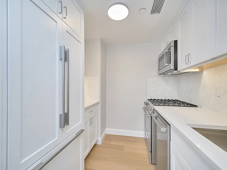160 Riverside Blvd #3N — Photo 8