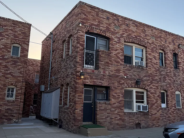 120 W Elk Ave #116D — Photo 2