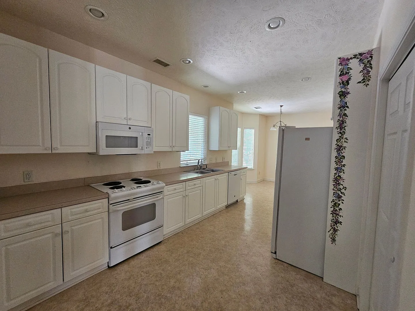 4 BD/2.5 BA with 2 car garage — Photo 4