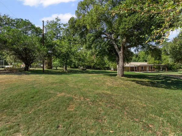 2810 Sky Harbour Dr, Granbury, TX 76049