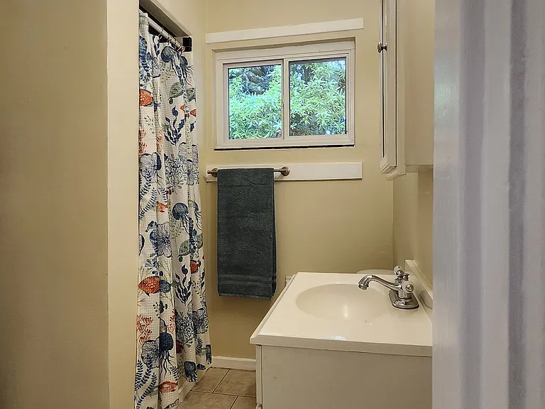 646 Ditmar St — Photo 11