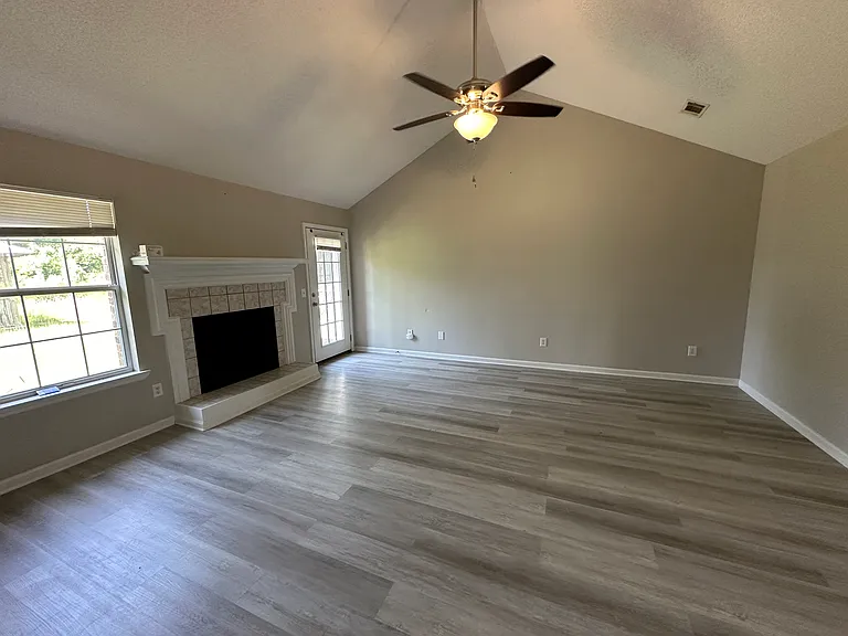 917 Summer Dr — Photo 5