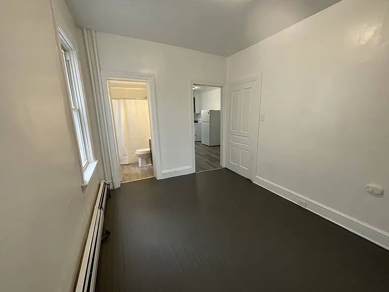 932 W Princess St — Photo 6