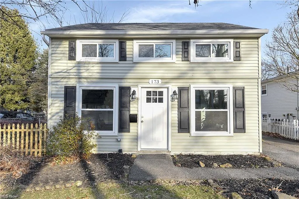 3 bed, 1214 sqft, $2,199 — Photo 1