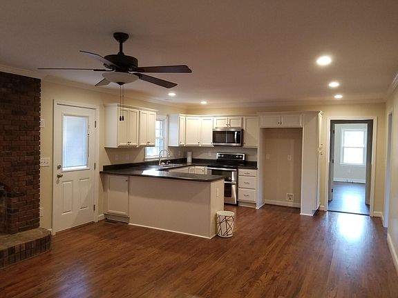 3rd image of 4 Ravenwood Ln