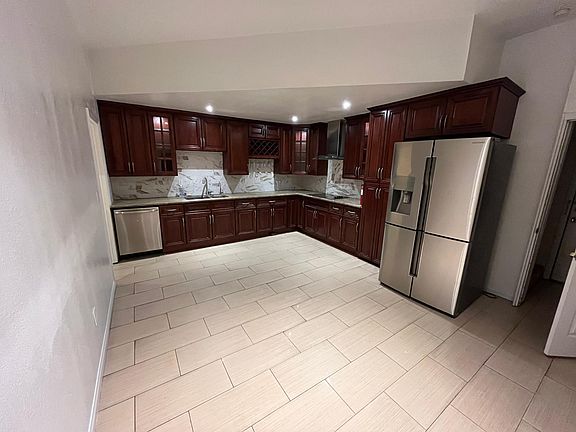 5th image of 22054 Leadwell St