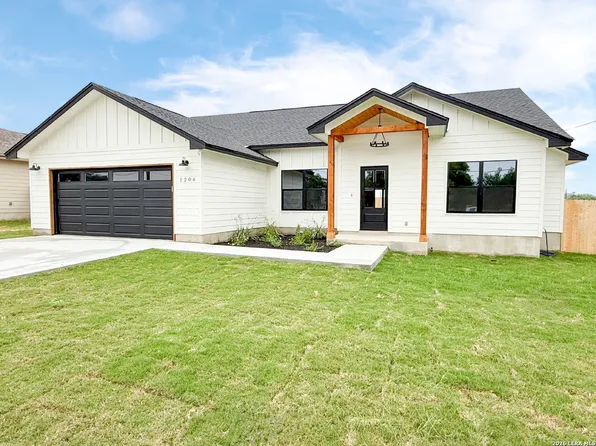 1206 DEVINE DR, Devine, TX 78016