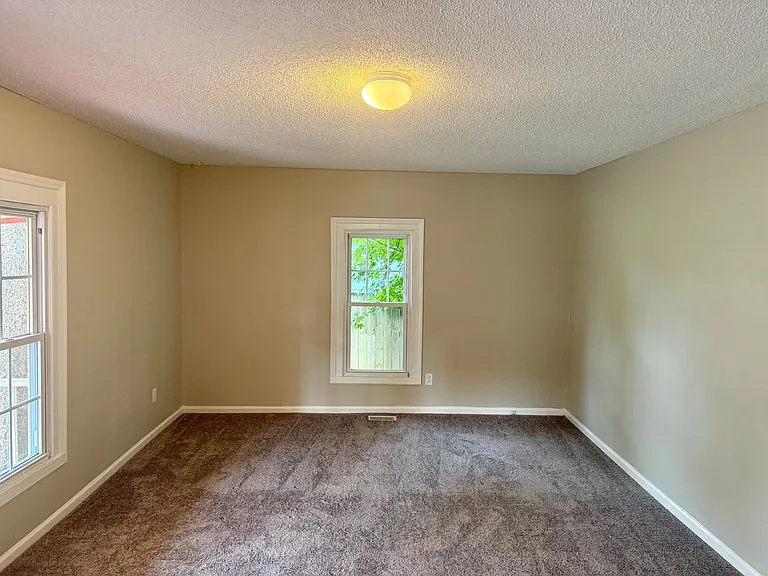 413 Everett St — Photo 2