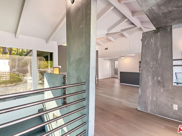 1127 Angelo Dr — Photo 6