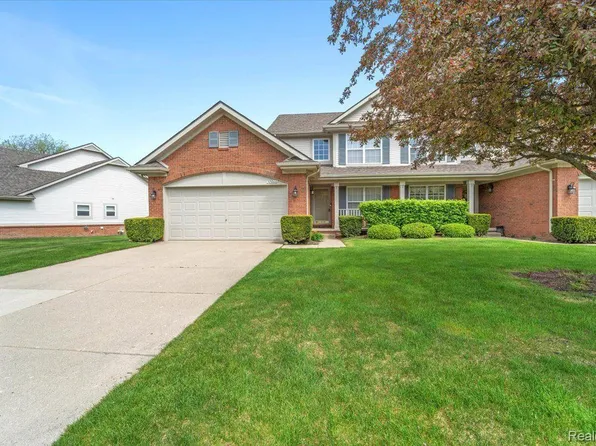 30066 Trail Creek Dr, New Boston, MI 48164