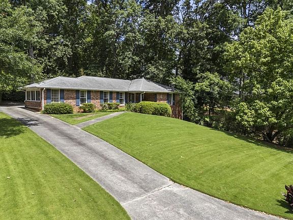 3rd image of 4870 Lansbury Dr