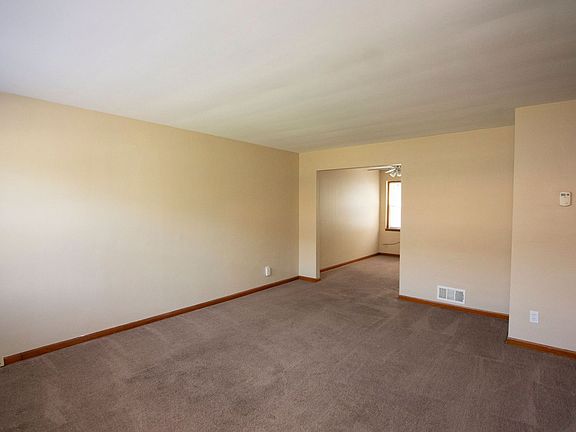 4th image of 1913-21 Warwick Ave #1915