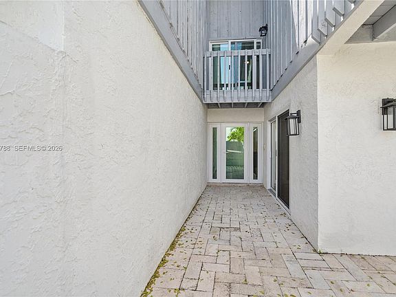 3rd image of 2952 Florida Blvd