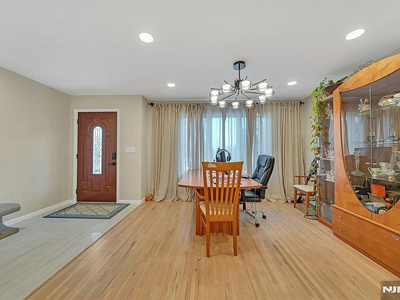 4th image of 573 Kearney Ave