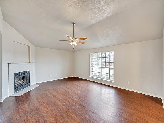 4th image of 1319 E Branch Hollow Dr