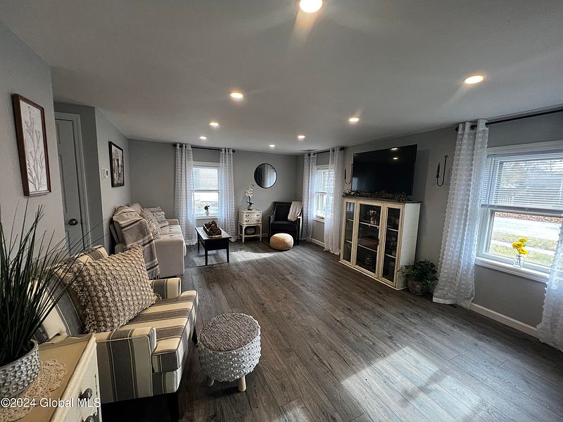3rd image of 24 LaClaire Street