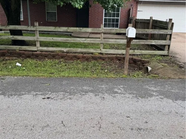 703 6th Ave NW, Gravette, AR 72736