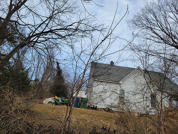 3rd image of 627 E High St