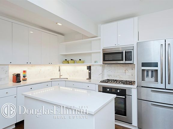 4th image of 60 E 9th St #329/330