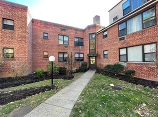 24 Middle Neck Rd #H2, Roslyn, NY 11576