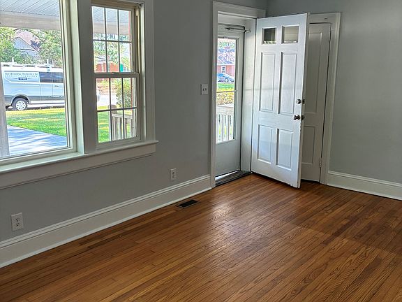 2nd image of 615 Fleming St NE