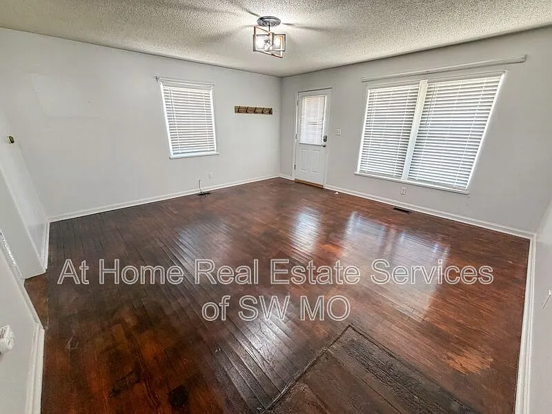 2 bed, 1.0 bath, 904 sqft, $980 — Photo 2