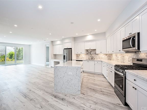 4th image of 10718 Acama St #403