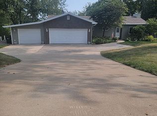 175 Delft Dr, Pella, IA 50219
