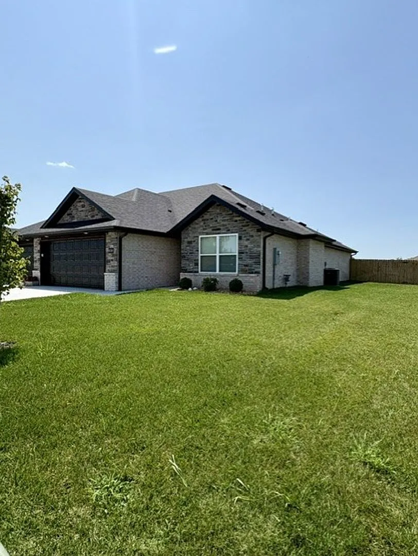Brand New Patio Home In Tiffany Highlands In Nixa - For Lease — Photo 4